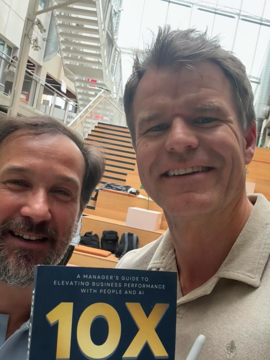 Alf Inge Cleve-Stiansen fra Leading Edge selfie på Alexey Krivitsky, forfatteren av boken 10x Org, under et seminar i Oslo Science Park.